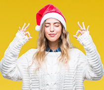 Entspannte Frau mit Weihnachtsmütze